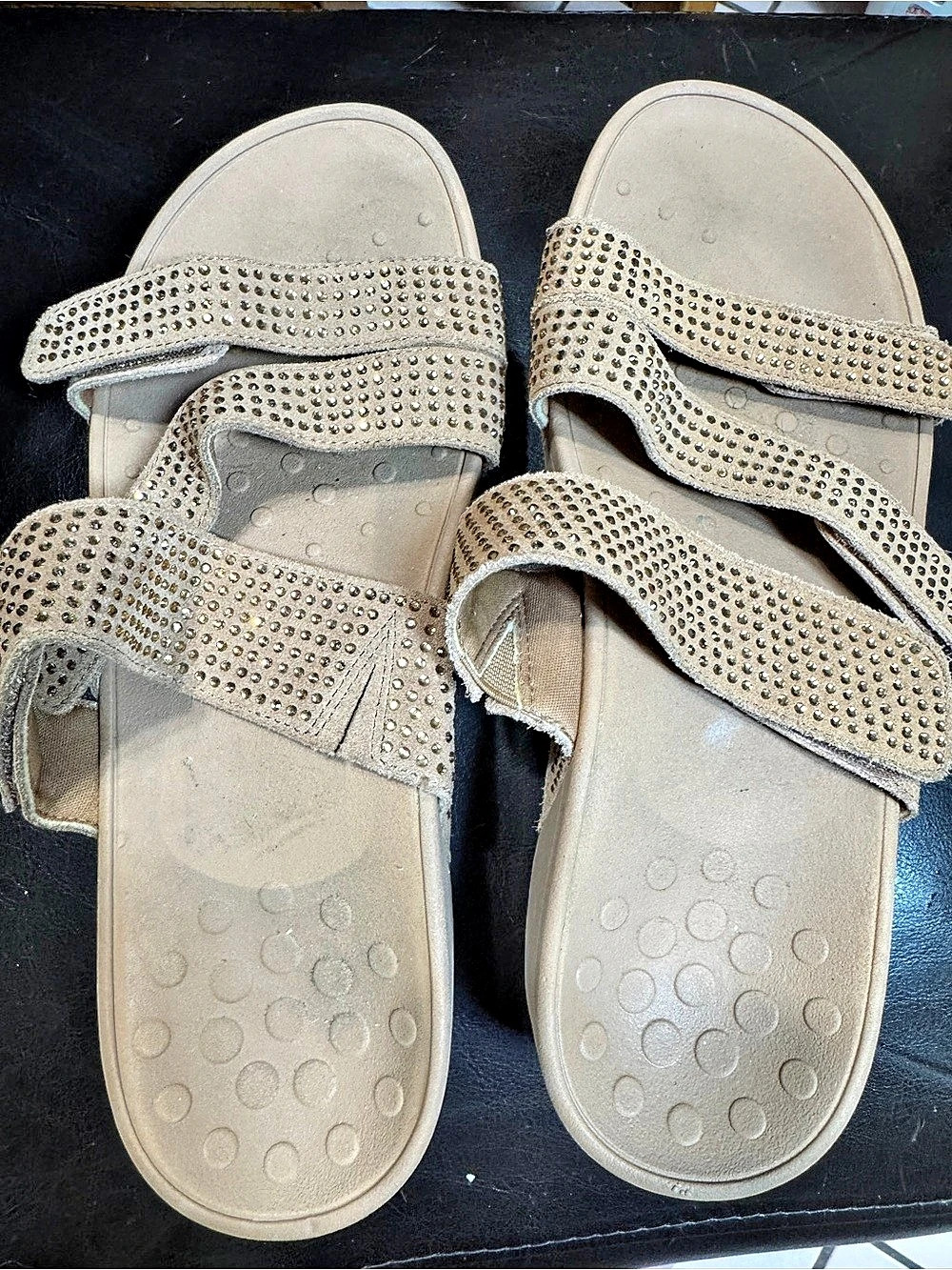 Vionic Alexis Studded Tan Sandals Size US 10. Like New